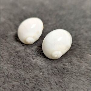 Vintage 80's White Sea Shell Pierced Earrings